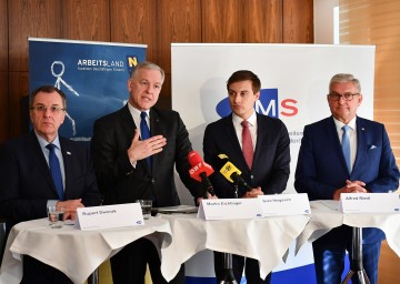 Rupert Dworak, Präsident des Österreichischen Gemeindevertreterverbandes, Martin Eichtinger, Landesrat, Sven Hergovich, AMS-NÖ Landesgeschäftsführer und Alfred Riedl, Präsident des Österreichischen Gemeindebundes (v.l.n.r.) 