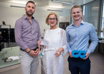 (v.l.n.r.) Joseph Riegler, Project Manager bei Gebauer & Griller, Landeshauptfrau Johanna Mikl-Leitner und Emil Stoll, Junior Product Engineer bei Gebauer & Griller.