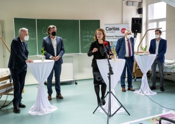"Bildung mit Zukunft" an der Caritas Schule Wiener Neustadt: Bürgermeister Klaus Schneeberger, Direktor Hans Christian Kailich, Landesrätin Christiane Teschl-Hofmeister, Bildungsdirektor Johann Heuras und Caritasdirektor Klaus Schwertner (v.l.n.r.) informierten.