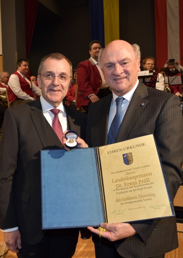 Bürgermeister LAbg. Rupert Dworak überreichte Landeshauptmann Dr. Erwin Pröll den „Goldenen Ehrenring der Stadtgemeinde Ternitz“. (v.l.n.r.)