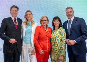 (v.l.n.r.) Wirtschaftskammerpräsident Harald Mahrer, Keynote-Speakerin Stuntfrau Miriam Höller, Landeshauptfrau Johanna Mikl-Leitner, Vizepräsidentin WKÖ und Bundesvorsitzende Frau in der Wirtschaft Martha Schultz und Bundeskanzler Karl Nehammer bei der Eröffnung des 7. Unternehmerinnenkongresses in Baden.