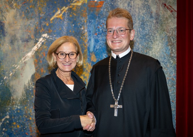 LH Mikl-Leitner bei Benediktion des neuen Melker Abtes Ludwig Wenzl
