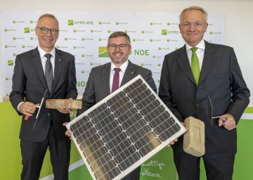 Finanz-Landesrat Ludwig Schleritzko (Mitte) mit den beiden Vorständen der HYPO NOE Wolfgang Viehauser (links) und Udo Birkner (rechs) 