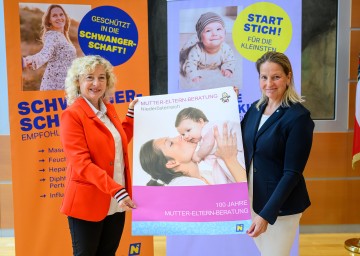 Gesundheitslandesrätin Eva Prischl und die NÖ Sanitätsdirektorin Dr. Regina Klenk freuen sich über das Jubiläum 100 Jahre Mutter-Eltern-Beratung. 