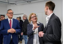 Landeshauptfrau Johanna Mikl-Leitner und Flughafen-Vorstand Günther Ofner im Gespräch mit Moritz Novak.