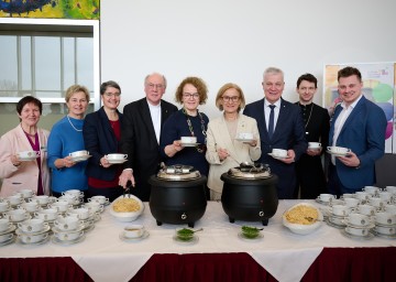 Beim Benefiz-Suppenessen im NÖ Landhaus: Anna Raab, stellvertretende Vorsitzende der Katholischen Frauenbewegung Österreichs und Zuständige für die Aktion Familienfasttag, Rezeptspenderin Anna Rosenberger, ehemalige Vorsitzende der Katholischen Frauenbewegung (kfb) der Diözese St. Pölten, Monika Liedler, Vorsitzende der Katholischen Frauenbewegung der Diözese St. Pölten, Diözesanbischof Alois Schwarz, Landesrätin Christiane Teschl-Hofmeister, Landeshauptfrau Johanna Mikl-Leitner, Landesrat Anton Kasser, Superintendent Michael Simmer und St. Pöltens Vizebürgermeister Florian Krumböck (v.l.n.r.)
