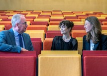 LH-Stellvertreter Stephan Pernkopf mit den beiden Stipendiatinnen Adele Doering aus Klosterneuburg (li.) und Sophia Elalamy aus Tulln (re.).