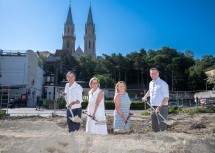 Beim Spatenstich für den neuen Landeskindergarten in Klosterneuburg (v.l.n.r.): LGA-Vorstand Bernhard Kadlec, Landeshauptfrau Johanna Mikl-Leitner, Vizebürgermeisterin Maria Theresia Eder und Bürgermeister Christoph Kaufmann.