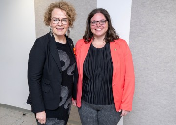 Familien-Landesrätin Christiane Teschl-Hofmeister (li.) mit Kindergarteninspektorin Martina Fischer.