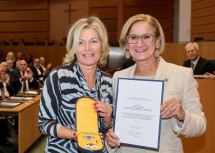 Christa Kranzl nahm das „Silberne Komturkreuz mit dem Stern des Ehrenzeichens für Verdienste um das Bundesland Niederösterreich“ aus den Händen von Landeshauptfrau Johanna Mikl-Leitner entgegen.