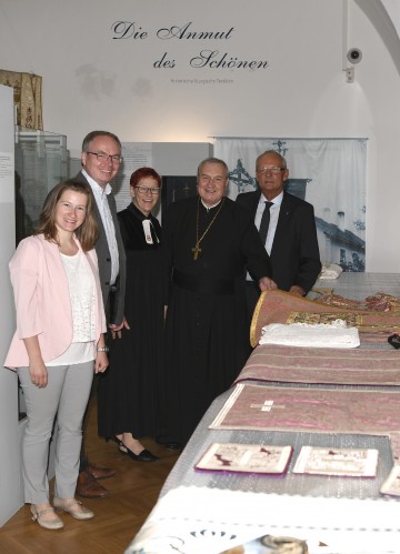 Im Bild von links nach rechts: MMag. Manuela Rechberger vom Diözesanmuseum St. Pölten,  LH-Stellvertreter Dr. Stephan Pernkopf, Mag. Birgit Schiller von der evangelischen Pfarrgemeinde Horn-Zwettl,  Propst Mag. Maximilian Fürnsinn, Direktionsrat Peter Lafite von der Sparkasse Niederösterreich Mitte West AG