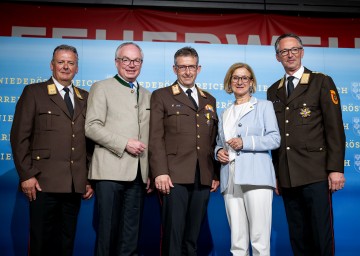 Bei der Ehrungs- und Jubiläumsfeier im Containerterminal des NÖ Feuerwehr- und Sicherheitszentrums Tulln (v.l.n.r.): Landesfeuerwehrkommandant Dietmar Fahrafellner, LH-Stellvertreter Stephan Pernkopf, Feuerwehrpräsident Österreich Robert Mayer, Landeshauptfrau Johanna Mikl-Leitern und der stellvertretende NÖ Feuerwehrkommandant-Stellvertreter Martin Boyer.