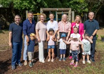 (v.l.n.r.): Gerhard Grabenweger (Swietelsky), GGR André Stöger, Familien-Landesrätin Christiane Teschl-Hofmeister, Bürgermeisterin Bernadette Geieregger, Kindergartenleiterin Petra-Bettina Mollik, Vizebürgermeisterin Theresa Edtstadler-Kulhanek und Amtsleiter Peter Berger mit Kindern