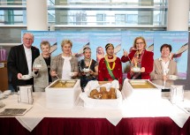 Diözesanbischof Alois Schwarz, Angelika Ritter-Grepl, Vorsitzende der Katholischen Frauenbewegung Österreichs, Anna Rosenberger, Vorsitzende der Katholischen Frauenbewegung der Diözese St. Pölten, Januka Khatiwada und Sunita Chaudhary aus Nepal, Landeshauptfrau Johanna Mikl-Leitner und Anna Raab vom kfb-Arbeitskreis für Entwicklungszusammenarbeit beim traditionellen Benefiz-Suppenessen im NÖ Landhaus.