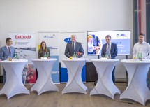 Bei der Pressekonferenz bei der Firma Gottwald in Melk (von links): MAG-Geschäftsführer Martin Etlinger, Julia Speiser, Landesrat Martin Eichtinger, AMS-NÖ-Geschäftsführer Sven Hergovich und Philipp Kager.