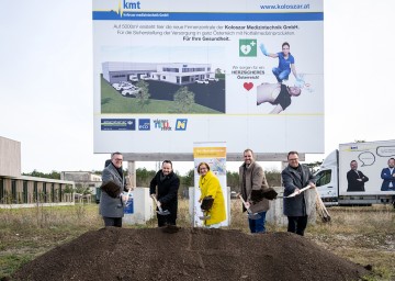 (v.l.) Bundesrat Matthias Zauner, Prokurist Marco Sodomka, Landeshauptfrau Johanna Mikl-Leitner, Geschäftsführer Stefan Koloszar und Gemeinderat Robert Pfisterer beim Spatenstich für den Neubau von Koloszar Medizintechnik GmbH im Wirtschaftspark Föhrenau Wiener Neustadt.