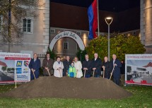 Vizebürgermeister Wolfgang Zeiner, Landesobmann Bernhard Thain, Michaela Hinterholzer, Bürgermeister Friedrich Pallinger, Moritz Preslmayr, Landeshauptfrau Johanna Mikl-Leitner, Landtagsabgeordneter Anton Kasser, Architekt Thomas Tauber, ecoplus-Geschäftsführer Helmut Miernicki und „Kultur.Region.Niederösterreich“ Geschäftsführer Martin Lammerhuber beim Spatenstich (v.l.n.r.).