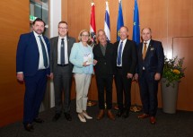 Beim Festakt: Der Vizepräsident der Israelitischen Religionsgemeinschaft Dezoni Dawaraschwili, Botschafter David Roet, Landeshauptfrau Johanna Mikl-Leitner, Ausstellungskurator Michael Tal, Yad Vashem-Direktor Haim Gertner und Nationalratspräsident a.D. Wolfgang Sobotka.