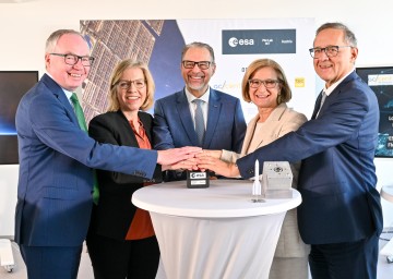 Offizieller Start für das ESA-Phi-Lab am Flughafen (v.l.n.r.): LH-Stellvertreter Stephan Pernkopf, Bundesministerin Leonore Gewessler, ESA-Generaldirektor Josef Aschbacher, Landeshauptfrau Johanna Mikl-Leitner und Flughafen-Vorstand Günther Ofner. 