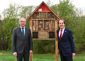 LH-Stellvertreter Dr. Stephan Pernkopf und KR Hans Roth, Aufsichtsratsvorsitzender der Saubermacher AG, mit einem Insektenhotel (v.l.n.r.)