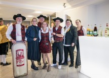Landeshauptfrau Johanna Mikl-Leitner inmitten der „Mostbarone“.