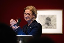 „Gugging ist ein Ort der Kreativität, der Offenheit und der künstlerischen Freiheit und eines der wichtigsten Ausstellungshäuser für Art brut weltweit“, sagte Landeshauptfrau Johanna Mikl-Leitner.