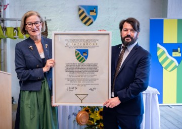 Landeshauptfrau Johanna Mikl-Leitner überreicht das Gemeindewappen an den Glinzendorfer Bürgermeister Andreas Iser-Quirgst.
<br />