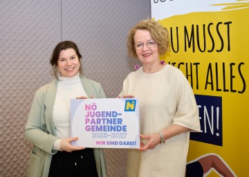 NÖ Jugend-Landesrätin Christiane Teschl-Hofmeister (rechts) und Simone von der Jugend:info NÖ rufen die Gemeinden Niederösterreichs zur Bewerbung als Jugend-Partnergemeinde 2025-2027 auf