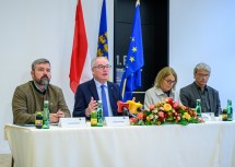 Am Podium: der Geschäftsführer der FH Wr. Neustadt Mag.(FH) Axel Schneeberger, LH-Stellvertreter Dr. Stephan Pernkopf, die Präsidentin der FH-Konferenz und Geschäftsführerin der IMC Krems Mag. Ulrike Prommer und der Geschäftsführer der FH St. Pölten FH-Prof. Dipl.-Ing. Hannes Raffaseder (v.l.n.r.)