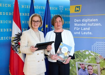 Landeshauptfrau Johanna Mikl-Leitner mit Gerlinde Muhr, Bürgermeisterin Bischofstetten.