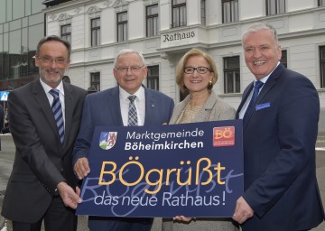Über die Eröffnung des neuen Rathauses und Bürgerzentrums in Böheimkirchen freuen sich Bezirkshauptmann Josef Kronister, Bürgermeister Johann Hell, Landeshauptfrau Johanna Mikl-Leitner und Landesrat Franz Schnabl. (v.l.n.r.)
