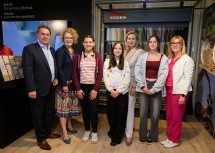 Girls‘ Day will Mädchen für technische Berufe begeistern: Wolfgang Ecker, Präsident der Wirtschaftskammer Niederösterreich, Bildungslandesrätin Christiane Teschl-Hofmeister, die Schülerinnen Sofie und Tuana (NMS Pottenbrunn), Michaela Roither, Geschäftsführerin Industriellenvereinigung Niederösterreich, Schülerin Nathalie (NMS Herzogenburg) und Sandra Kern, Landesgeschäftsführerin AMS NÖ.