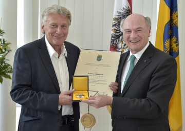 Landeshauptmann Dr. Erwin Pröll überreichte an Rainhard Fendrich das „Große Goldene Ehrenzeichen für Verdienste um das Bundesland Niederösterreich“.
