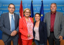Von links nach rechts: Vizebürgermeister Sebastian Zell, Landeshauptfrau Johanna Mikl-Leitner, Amtsleiterin Cornelia Rautner und Bürgermeister Walter Buxkandl.