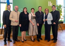 Kammerdirektor der LK NÖ Franz Raab, LH-Stellvertreter Stephan Pernkopf, Doris Stilgenbauer, Leiterin der Abteilung Agrarrecht im Amt der NÖ Landesregierung, LK NÖ Vizepräsidenten Andrea Wagner, LK NÖ Präsident Johannes Schmuckenschlager, Landeshauptfrau Johanna Mikl-Leitner und LK NÖ Vizepräsident Lorenz Mayr (v.l.n.r.)