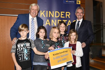 Im „Kinderlandtag“ lernen Schülerinnen und Schüler der niederösterreichischen Volksschulen wie ihr Landesparlament funktioniert. Bildungsdirektor Johann Heuras, Landtagspräsident Karl Wilfing (v.l.n.r.) und Volksschulkinder 