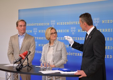 Landeshauptfrau Johanna Mikl-Leitner, flankiert von Markus Wachter, dem Geschäftsführer der Römerstadt Carnuntum, und Eduard Pollhammer, dem stellvertretenden wissenschaftlichen Leiter von Carnuntum, bei der Präsentation der neuen App für Besucher der Römerstadt Carnuntum (v.l.n.r.)