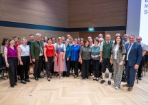Landeshauptfrau Johanna Mikl-Leitner mit den Mitgliedern vom Musik-Chor „gib voice“, Erfolgssängerin Monika Ballwein (4.v.r.), Bürgermeister Friedrich Pallinger (2.v.r.) und den Fest- und Ehrengästen
