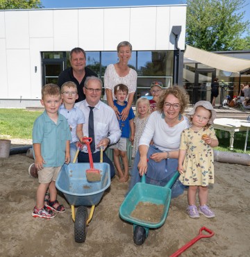 (v.l.n.r.): Christoph Resch, Bürgermeister Erwin Häusler, Kindergartenleiterin Marianne Appenzeller-Frühwirt und Familienlandesrätin Christiane Teschl-Hofmeister mit Fabian, Valentin, Nils, Pia, Niklas und Sarah.