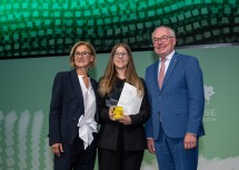 Landeshauptfrau Johanna Mikl-Leitner und LH-Stellvertreter Stephan Pernkopf mit Isabella Grundschober, die gemeinsam mit ihrer Kollegin Heidrun Mauer den Preis für Innovative Hochschullehre 2025 der Abteilung Wissenschaft und Forschung des Landes Niederösterreich erhielt.