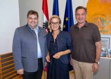 Landeshauptfrau Johanna Mikl-Leitner mit (li.) LAbg. Mario Wührer und (re.) Bürgermeister Werner Krammer.