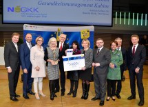 Österreichischer Vorsorgepreis in der Kategorie „Betriebe“ für das Projekt „Cabin ready for Health“ von Austrian Airlines (Sponsor: NÖ Gebietskrankenkasse): Peter Harold, Vorstandsvorsitzender der HYPO NOE, Bernhard Lackner, Vorstandsdirektor der NÖ Versicherung, Landeshauptfrau Johanna Mikl-Leitner, die Vertreterin des Gewinnerprojekts Vera Renner, Jan Pazourek, Generaldirektor der NÖ Gebietskrankenkasse, die Vertreterinnen des Gewinnerprojekts Roswita Klade und Sonja Fasching, Landesrat Ludwig Schleritzko, Karin Weißenböck, Geschäftsführerin „Beste Gesundheit“, Walter Troger, Geschäftsführer VAMED Standortentwicklung, und Wolfgang Maier, Leiter Personalwesen EVN (v.l.n.r.)