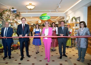 ASFINAG-Vorstandsdirektor Josef Fiala, Landzeit-Geschäftsführer Wolfgang Rosenberger, Isabelle Rosenberger, Landeshauptfrau Johanna Mikl-Leitner, Elisabeth Rosenberger, Wirtschaftskammer-Präsident Wolfgang Ecker und Christine Rosenberger bei der Wiedereröffnung des Landzeit-Restaurants Steinhäusl  (von links)