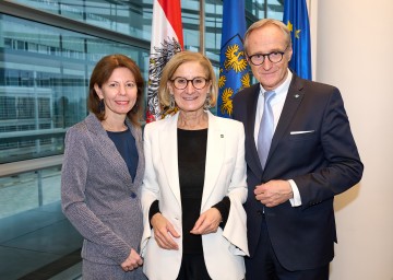 Weihnachts- und Neujahrsempfang im NÖ Landhaus mit Landeshauptfrau Johanna Mikl-Leitner (m.), Landesamtsdirektor Werner Trock (r.) und Landesamtsdirektor-Stellvertreterin Verena Sonnleitner (l.).