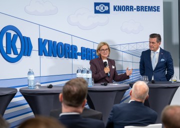 Großinvestition der Knorr-Bremse am Standort Mödling abgeschlossen. Im Bild: Landeshauptfrau Johanna Mikl-Leitner und Bundesminister Peter Hanke.