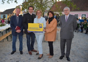 90 Jahre Marktgemeinde Fels am Wagram und Eröffnung des neuen Hauptplatzes: Pfarrer Martin Müller, Bürgermeister Christian Bauer, Landeshauptfrau Johanna Mikl-Leitner, Maria Forster von der Dorf- und Stadterneuerung, Bürgermeister Pierre Wies von der Partnergemeinde Larochette.