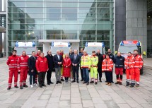 Vizepräsident NÖ Gemeindebund Bürgermeister Lambert Handl, Rotkreuz-Präsident Hans Ebner, Vizepräsident NÖ Gemeindevertreterverband Landtagsabgeordneter Rene Zonschits, Landesrat Martin Antauer, Landesrätin Eva Prischl, Notruf NÖ Geschäftsführer Christian Fohringer, Landesrat Anton Kasser, Notruf NÖ Geschäftsführer Josef Schmoll, Präsident des Arbeiter-Samariter-Bundes Niederösterreich Hannes Sauer, Johanniter Präsidiumsbeauftragte NÖ Anneliese Gottwald und SMD-Pressesprecher Nicolas Pock mit Mitarbeiterinnen und Mitarbeitern der Rettungsorganisationen.