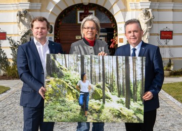 Der Tourismus im Waldviertel boomt und hat allen Grund zur Freude: Mit fast 1,3 Millionen Nächtigungen geht 2019 als absolut erfolgreichstes Jahr in die bisherige Tourismusgeschichte im Waldviertel ein. Im Bild von links nach rechts: Waldviertel-Tourismus-Geschäftsführer Andreas Schwarzinger, Landesrätin Petra Bohuslav und Franz Mold, Bürgermeister von Zwettl.