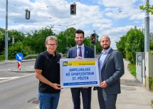 LH-Stellvertreter Udo Landbauer vor der neuen Ampelanlage.