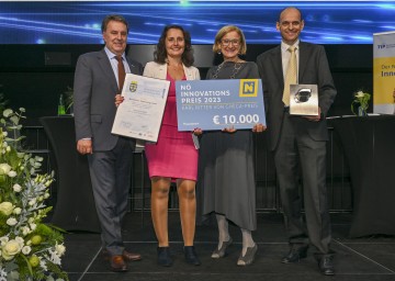 Der mit 10.000 Euro dotierte „Karl Ritter von Ghega-Preis“ ging an die Firma Microtronics Engineering GmbH aus Ruprechtshofen (Bezirk Melk): WKNÖ-Präsident Wolfgang Ecker, Sabrina Waldbauer, Landeshauptfrau Johanna Mikl-Leitner und Hans-Peter Buber.